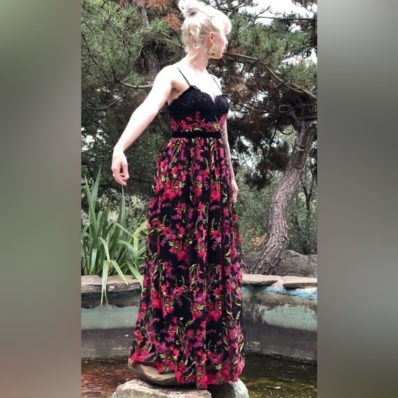 Marchesa Notte
Embroidered Lace Gown size 6 long. - Picture 4 of 14